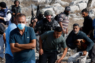 Ein Soldat schreit Protestierende an