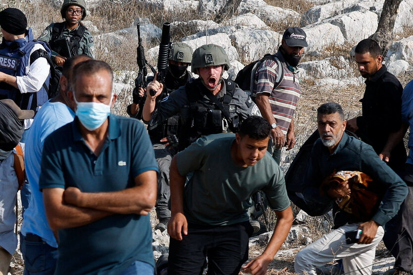 Ein Soldat schreit Protestierende an