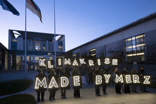 Klima-Protest vor dem Kanzleramt.