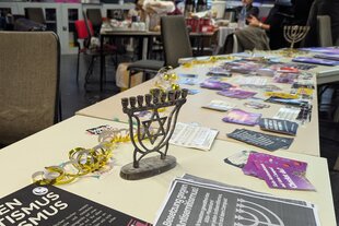 Flyer gegen Antisemitismus liegen im besetzten Asta-Plenarsaal an der TU Berlin