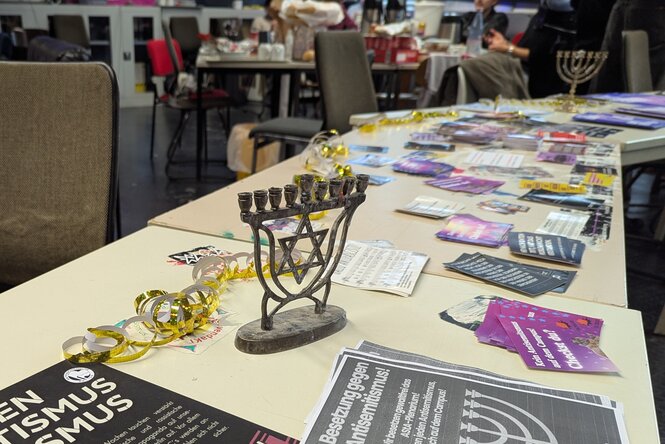 Flyer gegen Antisemitismus liegen im besetzten Asta-Plenarsaal an der TU Berlin