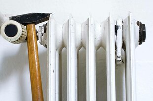 Ein Hammer an einem Heizkörper.