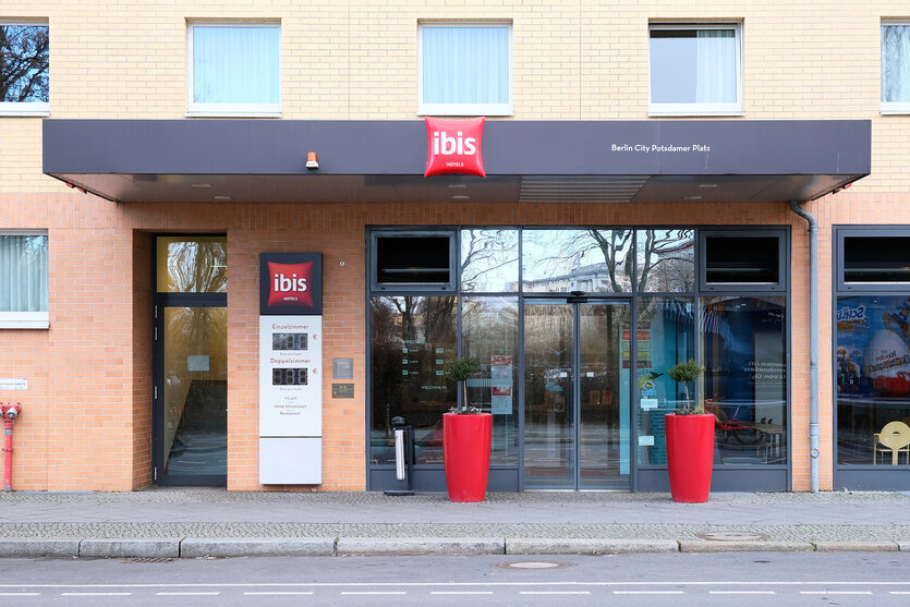 Der Eingangsbereich des ibis-Hotels am Potsdamer Platz in Berlin.