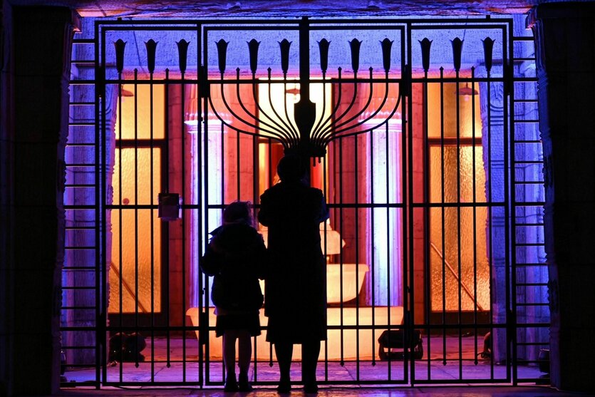 Bunt beleuchteter Eingangsbereich der Synagoge Frankfurt/Main.