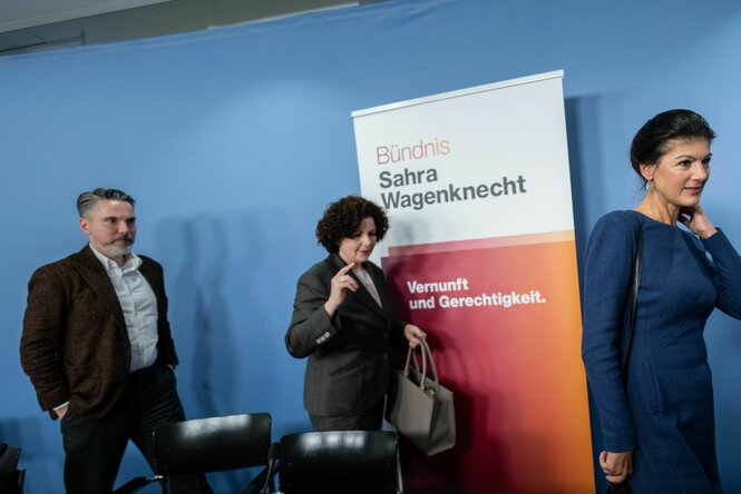 Sahra Wagenknecht geht vor Fabio De Masi und Amira Mohamad Ali bei einer Pressekonferenz.
