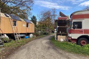 Das Bild zeigt ein Wagendorf in Berlin-Friedrichshain.