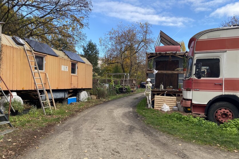 Das Bild zeigt ein Wagendorf in Berlin-Friedrichshain.