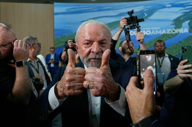 Lula da Silva steht in einer Menschenmenge und zeigt seine Daumen