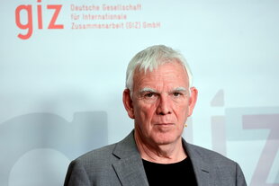 Jochen Flasbarth, älterer Herr mit kurzem grauen Haar, vor einer Pressewand