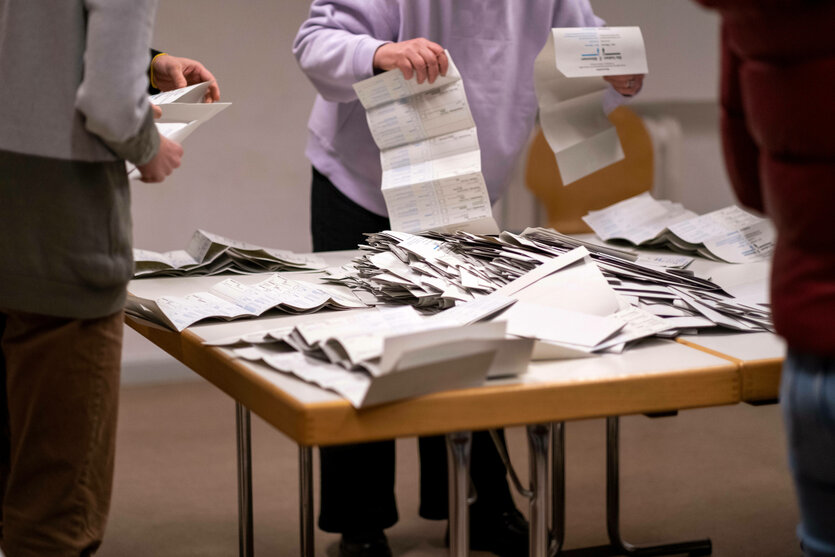 Auszählung von Wahlzetteln bei der Bundestagswahl.