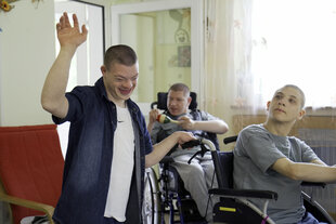 Drei Bewohner des Kinderheims Dominikus