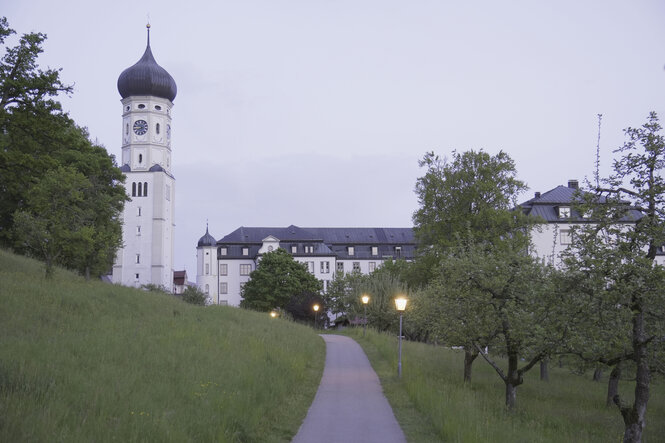 Blick auf das Haus Dominikus mit einer Kirche mit Zwiebelturm