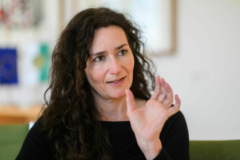 Justizministerin Constanze Geiert bei einem Interview.