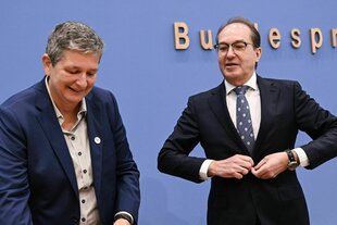 Claudia Plattner, Präsidentin des Bundesamtes für Sicherheit in der Informationstechnik (BSI), und Alexander Dobrindt (CSU), Bundesinnenminister, bei einer Pressekonferenz.