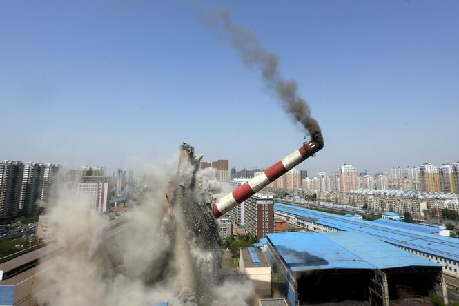 Ein Schornstein fällt um