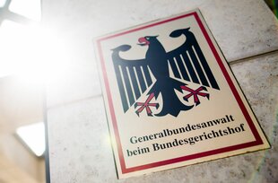 Eine Plakette der Bundesanwaltschaft an einer Wand