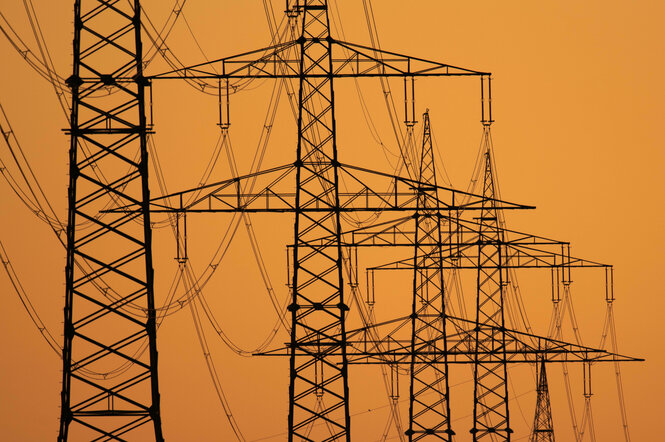 Strommasten vor Sonnenuntergang