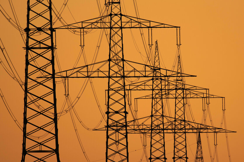 Strommasten vor Sonnenuntergang