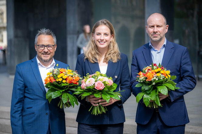 Gerahmt von ihren zwei Stellvertretern Heiko Strohmann und Martin Michalik steht die CDU-Fraktionsvorsitzende Wiebke Winter, einen Blumenstrauß in der Hand, vor der Bremischen Bürgerschaft
