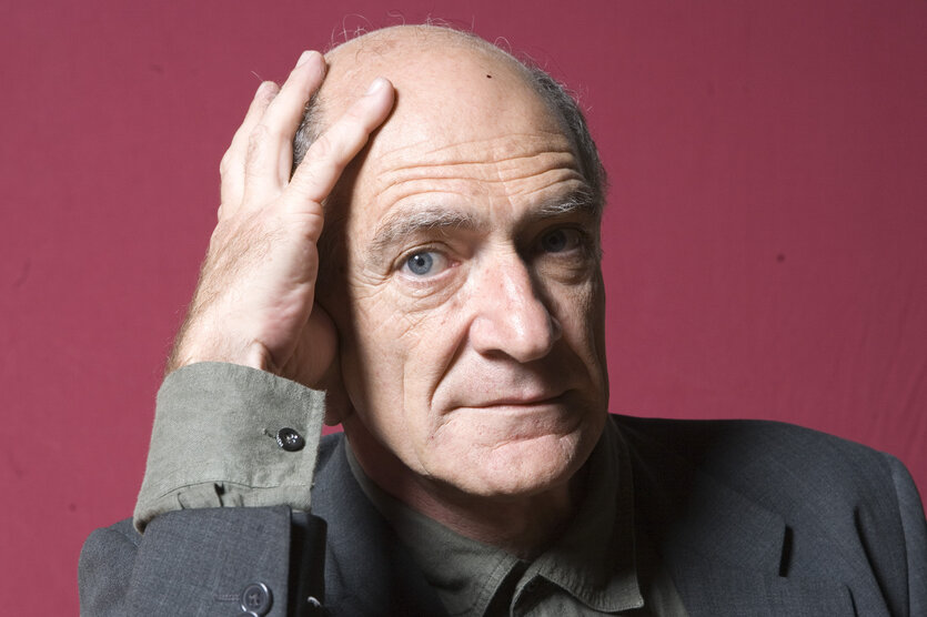 Paolo Virno, ein älterer Herr mit Halbglatze, den Kopf in die Hand gelehnt, zu einer nachdenklichen Geste und mit entsprechendem Blick