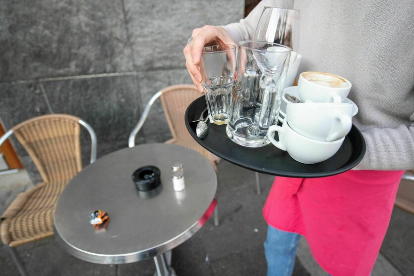 Szene beim Abräumen in einer Bar