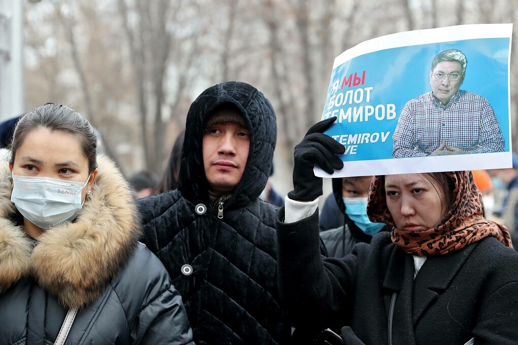 Demonstranten für die Freilassung von Bolot Temirov, 2022 in Kirgistan