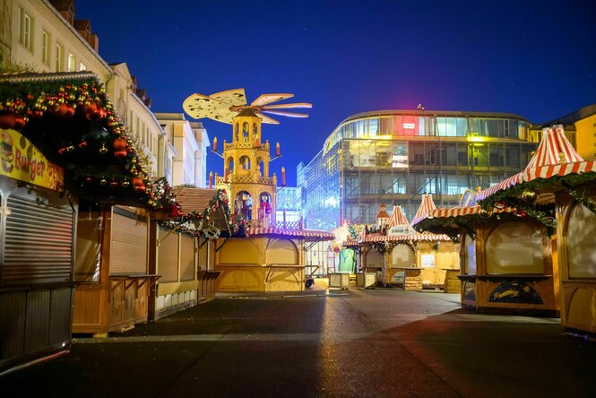 Der noch geschlossene und sich im Aufbau befindende Magdeburger Weihnachtmarkt am Abend