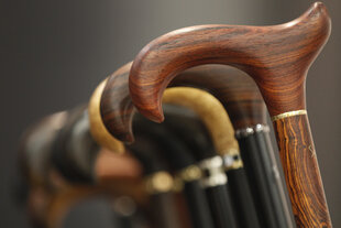 Verschiedene Gehstoecke in Reihe stehend, Fokus auf den ersten, sie scheinen anzusteigen