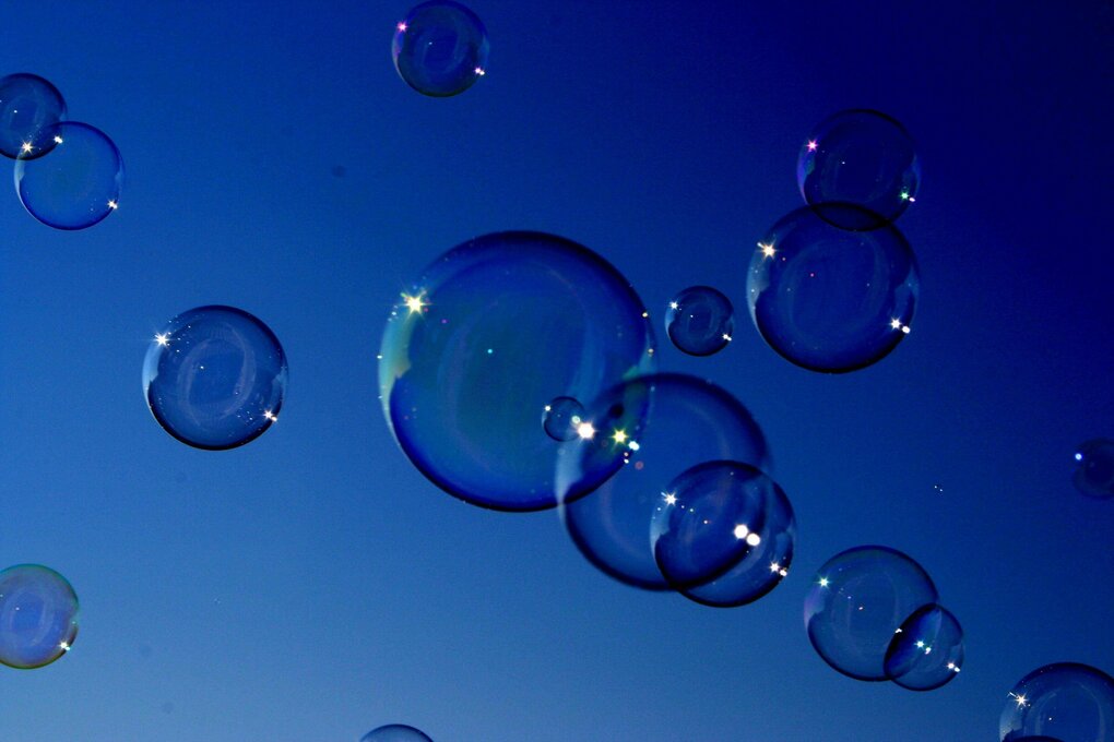 Seifenblasen vor dem blauen Himmel