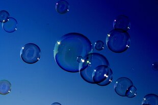 Seifenblasen vor dem blauen Himmel