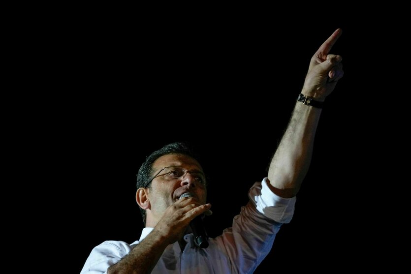 Ekrem Imamoglu, in der Nacht, Mikrofon in der Hand, den Arm gestreckt