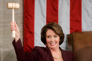 Nancy Pelosi mit einem Holzhammer in der Hand am Sprecher*innen-Pult des US-Kongresses