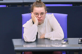 Charlotte Neuhäuser (Die Linke) im Bundestag.