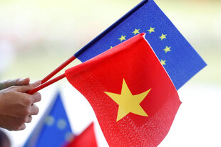 Eine EU-Fahne und eine vietnamesische Fahne.