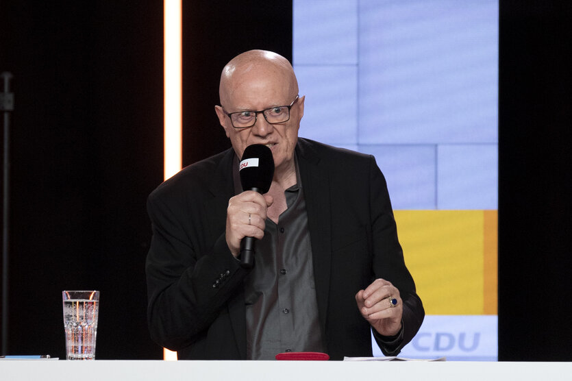 Ralf Fücks hart am argumentieren auf der Bühne