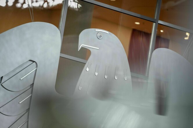 Blick auf den Bundesadler im Plenum des Bundestags.