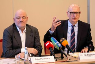 Robert Crumbach (links) vom BSW und Dietmar Woidke SPD sitzen nebeneeinanderr, vor ihnen stehen Mikrofone