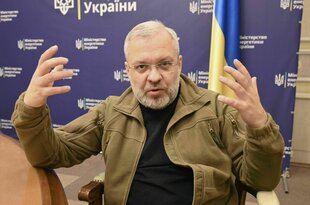 Herman Haluschtschenko gestikuliert während eines Interviews