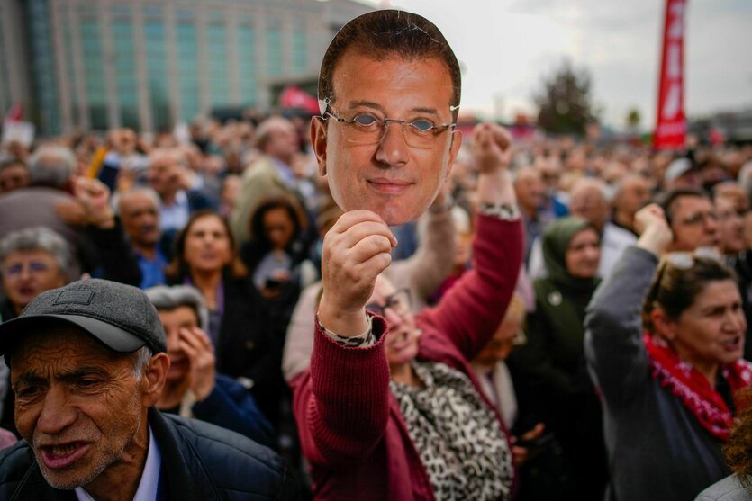 Plakat von Ekrem Imamoglu auf einer Kundgebung.