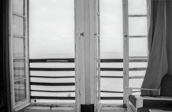 Blick durch zwei geöffnete Fenster aufs Meer