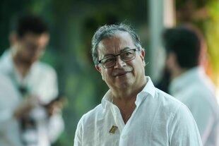 Ein Mann in weißem Hemd schaut versonnen