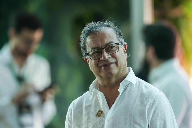 Ein Mann in weißem Hemd schaut versonnen