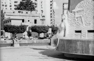 Skulptur einer Meerjungfrau in einem trocken Brunnen