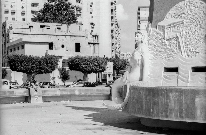 Skulptur einer Meerjungfrau in einem trocken Brunnen