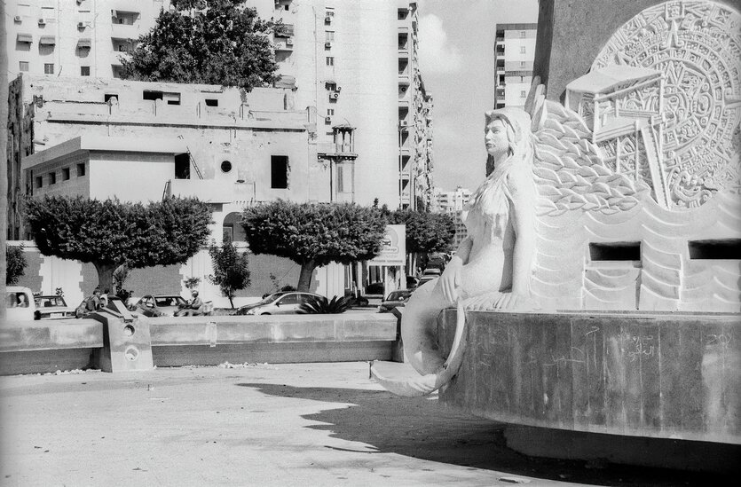 Skulptur einer Meerjungfrau in einem trocken Brunnen