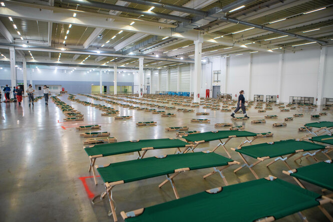 Halle mit Feldbetten