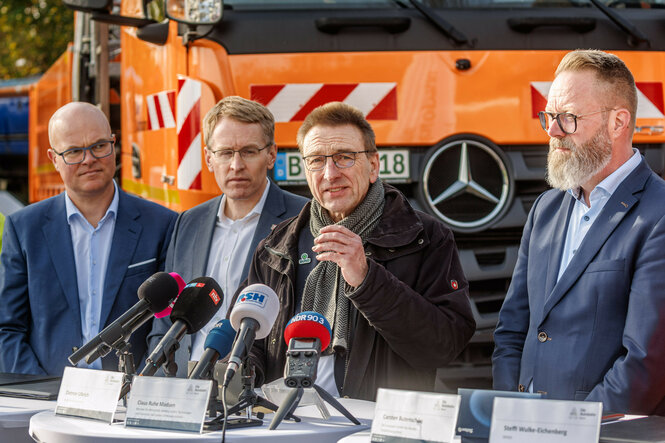 Umweltminister Goldschmidt, Ministerpräsident Günther, BUND-Vorsitzender Ulbrich und Verkehrsminister Madsen stellen Vergleich vor