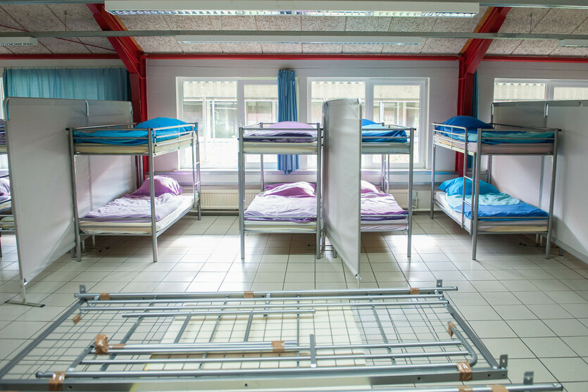 Hochbetten stehen in einer Halle