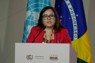 Eine Frau spricht an einem Rednerpult