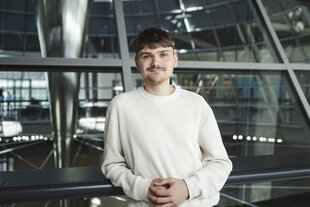Politiker Luke Hoß im Bundestag.